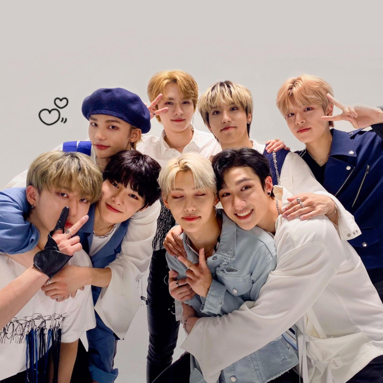 STRAY KIDS